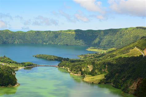 Lagoa das Sete Cidades, Azores [OC] [5793 × 3862] : r/EarthPorn