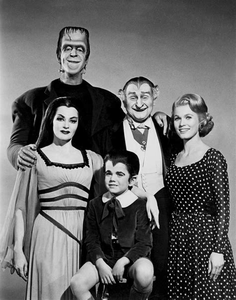 "THE MUNSTERS" CAST FROM THE TELEVISION SITCOM - 8X10 PUBLICITY PHOTO ...