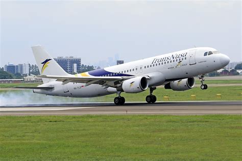 Landing Airbus A320 · Free Stock Photo