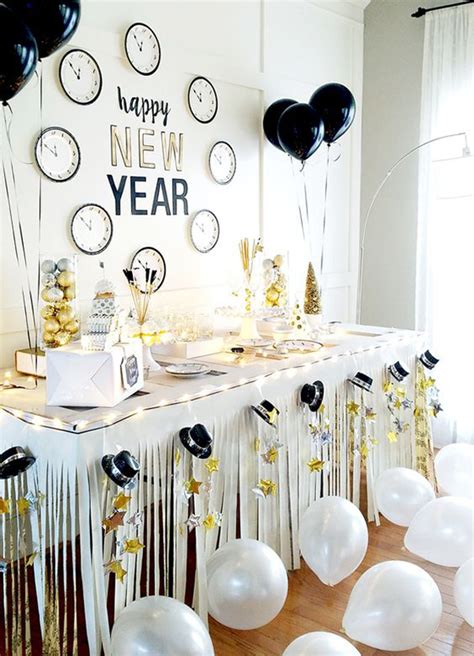 25 Sparkling Ideas For New Years Decorating | HomeMydesign