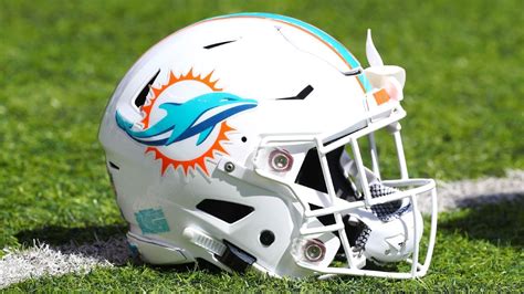 Miami Dolphins, discontent with 'empty gestures,' to stay inside during both anthems - ESPN