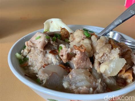 Uenak Poll! Bakso Tetelan Barbar dengan Topping Tetelan Melimpah Ruah