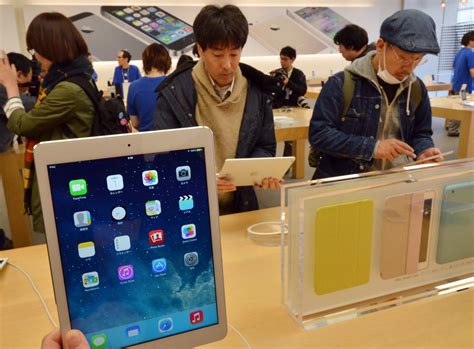 Apple's iPad Air tablet greeted by long store lines - The Japan Times