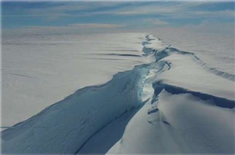 Antarctica: Brunt Ice Shelf in Antarctica calves giant iceberg ...