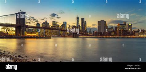 Brooklyn bridge and Manhattan at dusk Stock Photo - Alamy