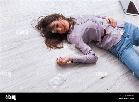 Tote Frau auf dem Boden nach begehe Selbstmord Stockfotografie - Alamy