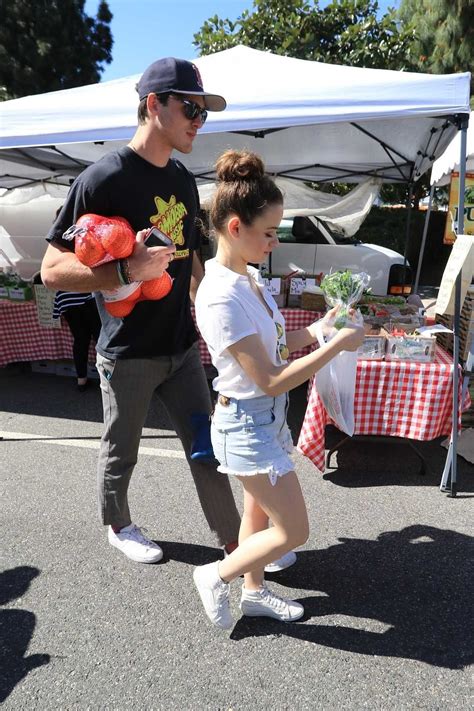 Joey King Goes to the Farmers Market with Her Boyfriend in LA 04/22/2018-2 – LACELEBS.CO