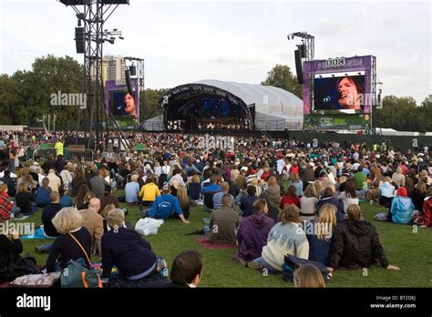 Hyde park concert hi-res stock photography and images - Alamy