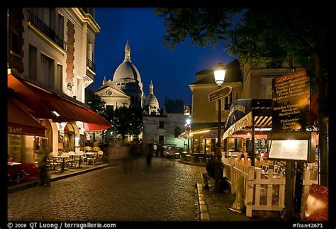 Picture/Photo: Place du Tertre at night with restaurants and Basilique ...