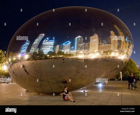 The bean woman chicago night hi-res stock photography and images - Alamy