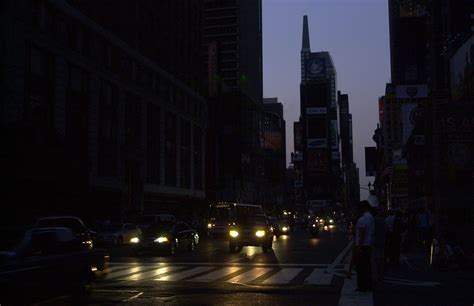 Photos of the 2003 Blackout: When the Northeast Went Dark - HISTORY