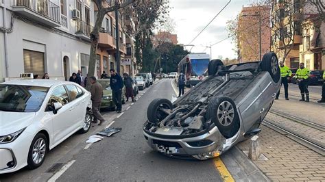 Un coche vuelca en las vías del tranvía tras un accidente en Valencia