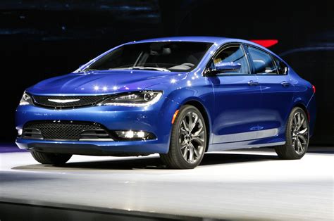 Detroit 2014: 2015 Chrysler 200 Takes Aim at the Midsize Segment ...