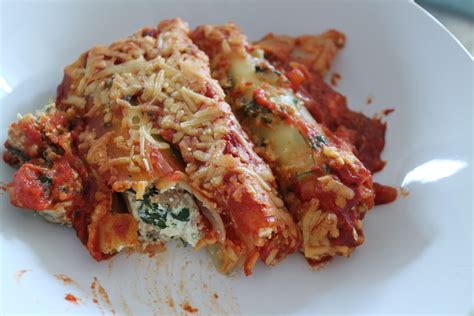 [Homemade] Cannelloni stuffed with ricotta minced meat and spinach with a onion garlic & tomato ...