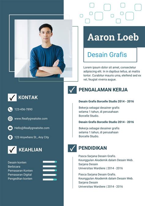 Download Template CV Keren Putih Biru Desain Grafis Gratis