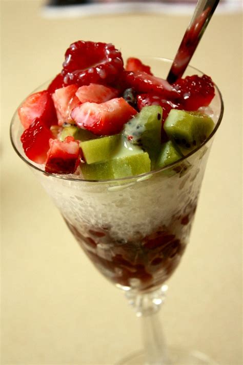 Korean food photo: Patbingsu (Shaved ice with sweet red beans and fruit ...