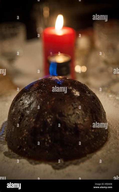 Flaming christmas pudding hi-res stock photography and images - Alamy