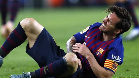 Lionel Messi broken arm, injury update, video, Barcelona v Sevilla ...