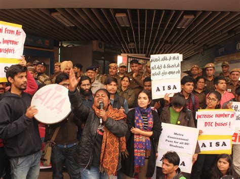 India: Students occupy Vishwavidyalaya metro station to protests ...