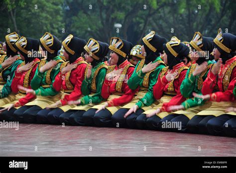 Saman dance indonesia hi-res stock photography and images - Alamy