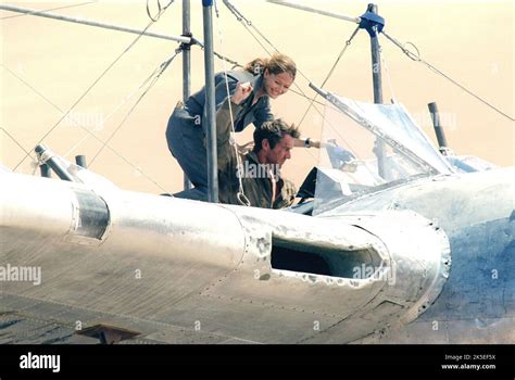 MIRANDA OTTO, DENNIS QUAID, FLIGHT OF THE PHOENIX, 2004 Stock Photo - Alamy