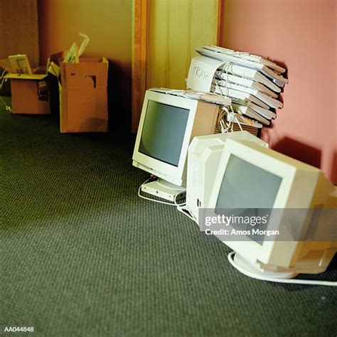 Old Fashioned Computer Monitor Photos and Premium High Res Pictures - Getty Images