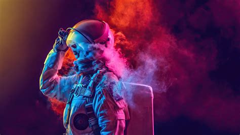 Astronauta entre humo de colores Fondo de pantalla 4k HD ID:6222