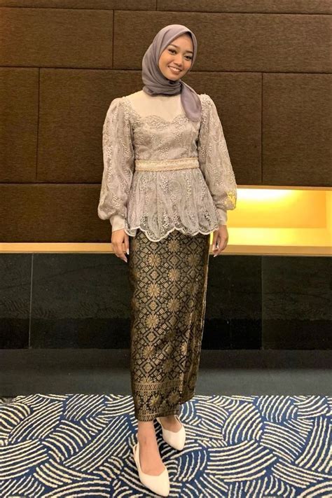 20 Model Kebaya Modern Brokat Terbaru, Simpel dan Elegan!