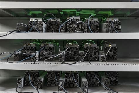 World’s Top Bitcoin Mining-Rig Maker Halts Sales as Clients Flee ...