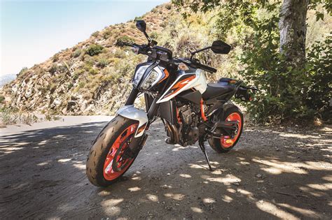 2020 KTM 890 Duke R | Motorcycle Review