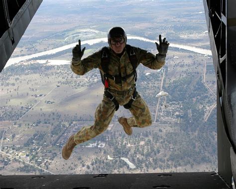 Skydiver,parachuting,free fall,parachute,jumping - free image from needpix.com