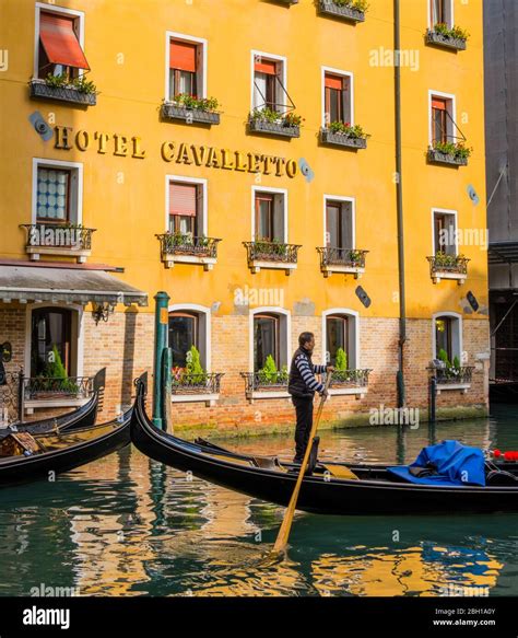 Gondolier, in front of Hotel Cavalletto, Venice, Italy Stock Photo - Alamy