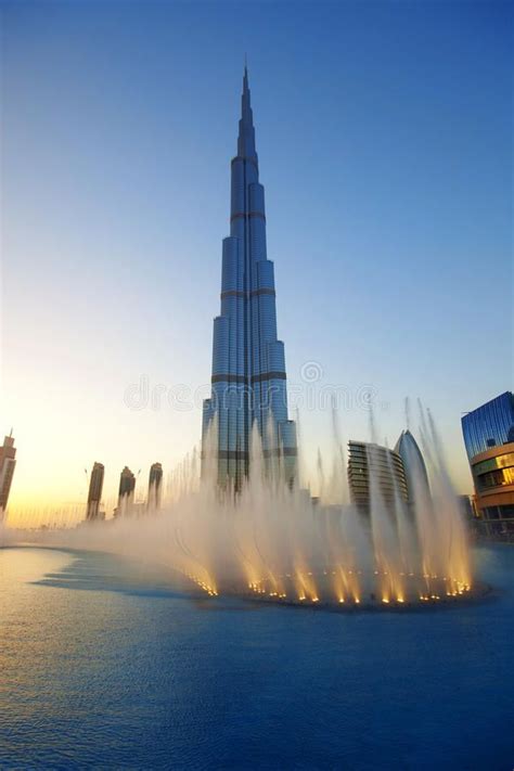 Burj Khalifa fountains. The Dubai fountain show with Burj Khalifa in ...