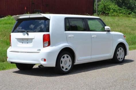 Photo Image Gallery & Touchup Paint: Scion XB in Super White (040)