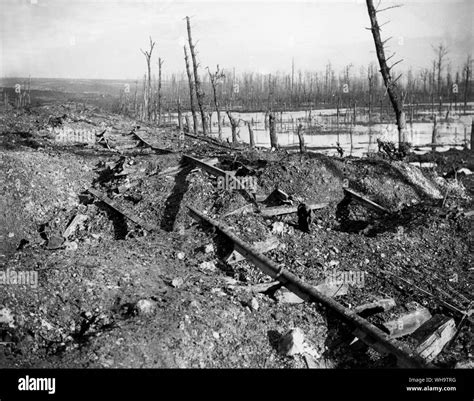 WW1/France : Bataille de l'Ancre. La voie de chemin de fer détruit à ...