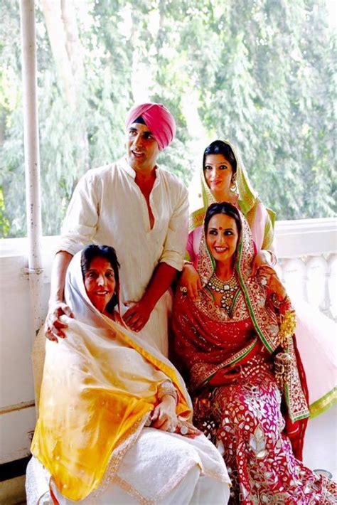 Akshay Kumar With His Family - Desi Comments