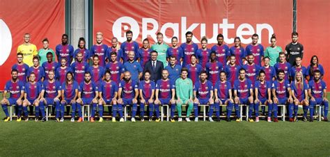 Barcelona's squad have the official photo for 2017-18