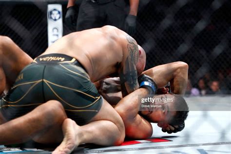 UFC featherweight champion Alexander Volkanovski grapples with... News ...