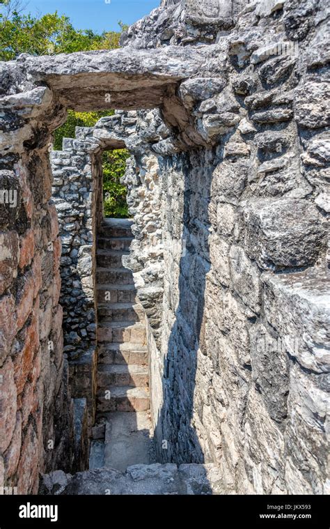 Interior of the Mayan ruins of a temple in Chicanna, Mexico Stock Photo - Alamy