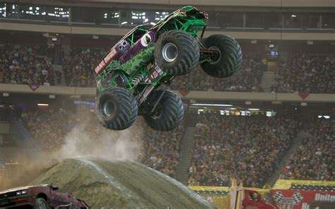 Grave Digger Getting Some Big Air Fond d'écran HD | Arrière-Plan | 2560x1600