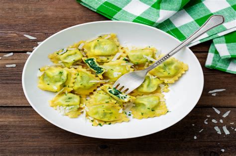 Spinach-filled Ravioli with Butter and Sage Sauce | MaMaBlip