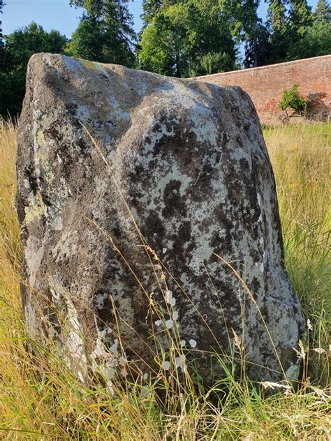 Fingask Castle Standing Stone (Menhir) : The Megalithic Portal and Megalith Map: