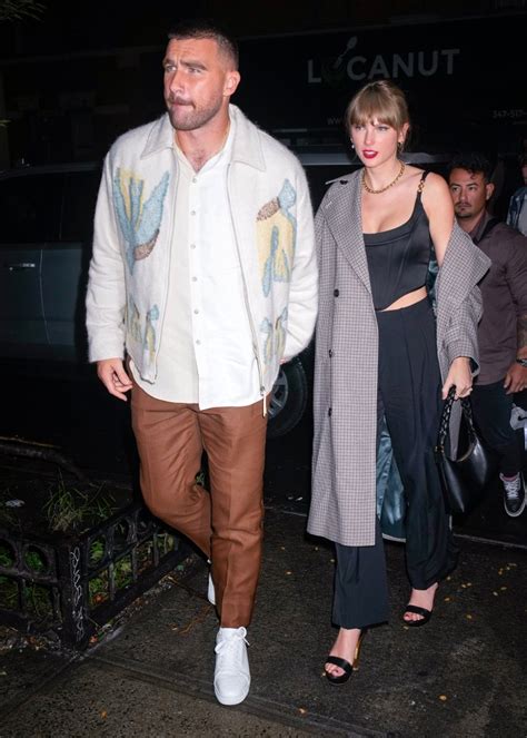 Taylor Swift and Travis Kelce Hold Hands After Surprise ‘SNL’ Cameos - Entertainer.news