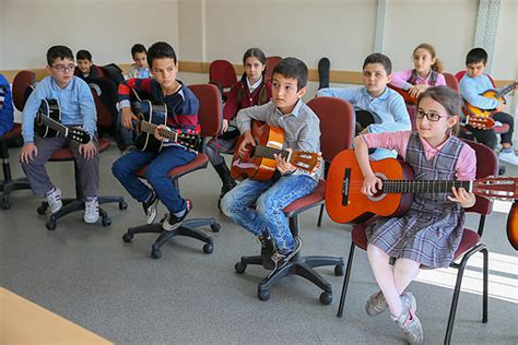 Syrian children color their world with art, music courses | Daily Sabah