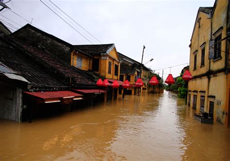 In photos: Hoi An submerged in floods, thousands of tourists evacuated