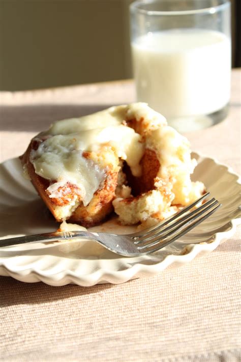 Close-Up Shot of Cinnamon Roll on a Plate · Free Stock Photo