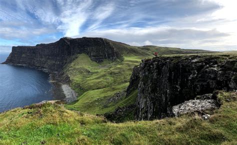 Hiking the cliffs north of Neist Point, Scotland : r/hiking