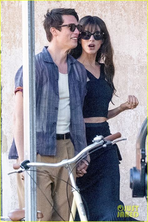 Anne Hathaway Cozies Up to Co-Star Nicholas Galitzine On Set of 'The Idea of You': Photo 4842328 ...