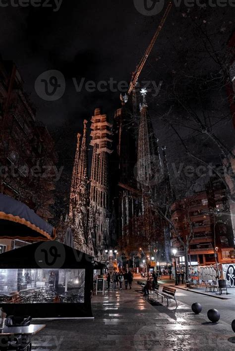 Night view of the La Sagrada Familia cathedral. Impressive cathedral ...