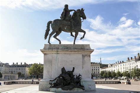 LYON. Lyon : la place Bellecour privée de sa statue de Louis XIV